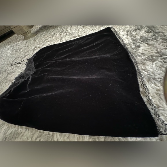 ‼️RARE‼️🎸ALLSAINTS🎸🔥NWOT🔥 Noa Lace Trim Velvet Camisole in Black—4 - Picture 7 of 16